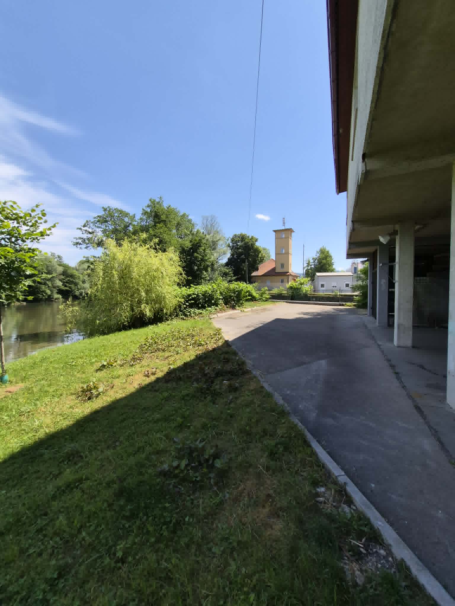 Pogled na piknik prostor Vevče ob reki